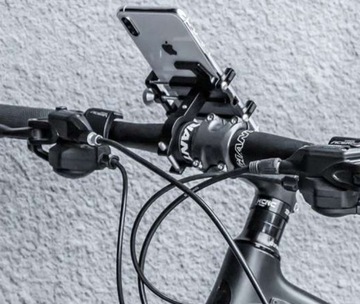 ЗАЖИМНЫЙ ВЕЛОСИПЕДНЫЙ ДЕРЖАТЕЛЬ ДЛЯ ТЕЛЕФОНА, УСТАНОВЛЕННЫЙ НА РУЛЕ МЕТАЛЛИЧЕСКОГО ВЕЛОСИПЕДА