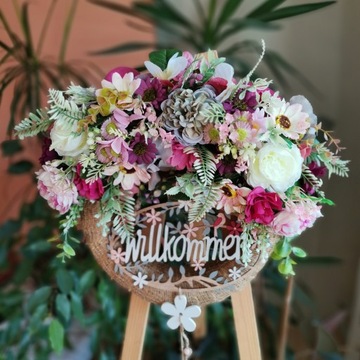 Весенне-летний венок на дверь из цветов WILLKOMMEN