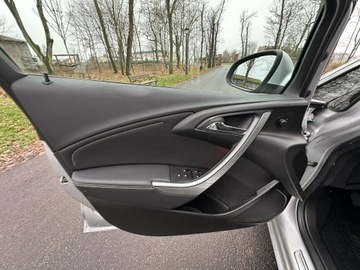 Opel Astra J Sports Tourer Facelifting 2.0 CDTI ECOTEC 165KM 2013 Opel Astra Sport Tourer 2.0 CDTI 165 KM 2013r. Xen, zdjęcie 17