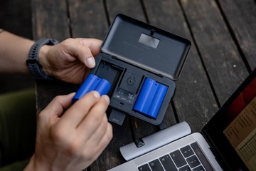 Двухканальное зарядное устройство Newell LCD с аккумулятором и SD-ридером для NP-W126