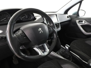 Peugeot 2008 I SUV Facelifting 1.2 PureTech 110KM 2017 Peugeot 2008 Style panorama grzane fotele kamera, zdjęcie 13