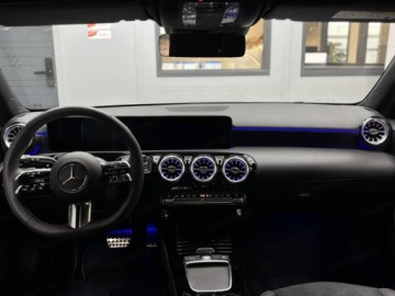Mercedes Klasa A W177/V177 2025 MERCEDES-BENZ A Klasa 250 e AMG Line 1.3 (272KM) 2025, zdjęcie 8
