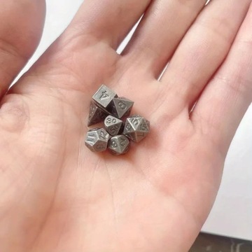 МАЛЕНЬКИЙ СЕРЕБРЯНЫЙ НАБОР ИЗ 7 МЕТАЛЛИЧЕСКИХ КОСТЕЙ + МЕДНЫЙ БРЕЛОК ДЛЯ БРЕЛОК + КОРОБКА