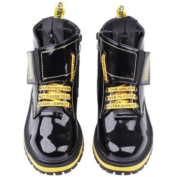 Снежные ботинки девочек изолированные зимние сапоги