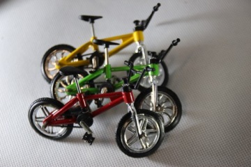 В упаковке 8 МИНИ-СКЕЙТБОРДОВ с фингербордом.