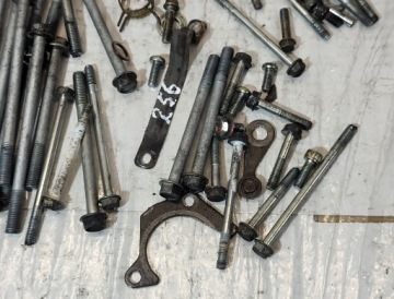 Шпильки двигателя Kawasaki ZZR 600 ZX600E ZX 600 E 2000r