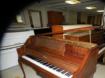 Стилизованное пианино KIMBALL, производство США.