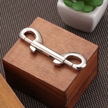 Obrotowa śruba z karabińczykiem