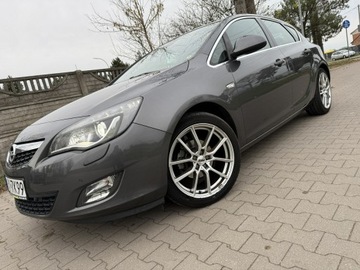 Opel Astra J Hatchback 5d 1.4 Turbo ECOTEC 140KM 2010 Opel Astra J 1.4T 2010r Cosmo Xenon Skóra