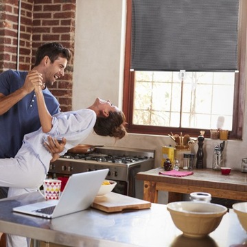 Солнечная рулонная штора blackout на присосках, окно 58х125 для солнца