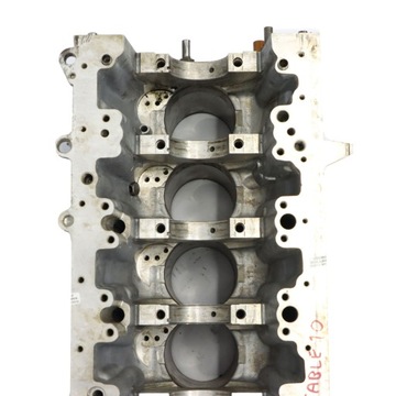 6-цилиндровый блок двигателя BMW на столе