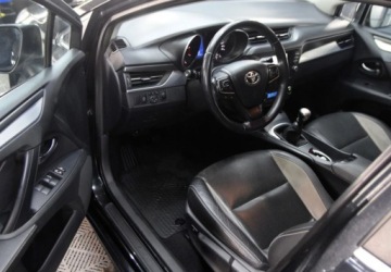 Toyota Avensis III Wagon Facelifting 2015 2.0 D-4D 143KM 2015 Toyota Avensis PL Salon _ kombi _ kamera cofania _ Alu17_ 2.0 Diesel 143KM, zdjęcie 15