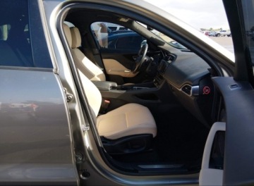 Jaguar F-Pace SUV 2.0 i4 250KM 2018 Jaguar F-Pace 2018r., 25t Premium, 2L, od ubezpieczalni 2.0 Benzyna 250KM, zdjęcie 8