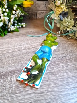 ФИГУРКА ЛЯГУШКИ, ЛЕЖАЩЕЙ НА ПОЛОТЕНЦЕ