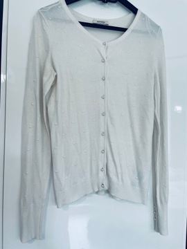 Orsay kremowy sweterek tłoczone kropki, perełkowe guziczki M