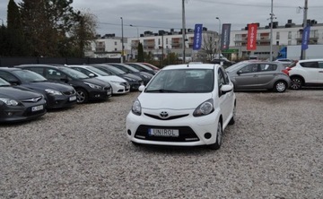 Toyota Aygo I Hatchback 5d Facelifting 1.0 VVT-i 68KM 2013 Toyota Aygo Klimatyzacja Nawigacja TOM TOM Elektryczne Szyby Benzyna 68KM, zdjęcie 1