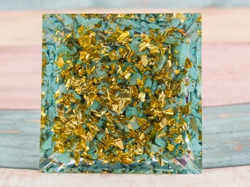 PIRAMIDKA Z ŻYWICY ORGONIT TURKUS AMETYST OCZYSZCZANIE CZAKR BIOENERGIA 6cm