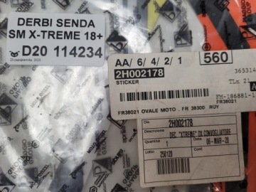 DERBI SENDA SM X-TREME 18r NAKLEJKA OKLEINA BOK PRAWY 2H002178