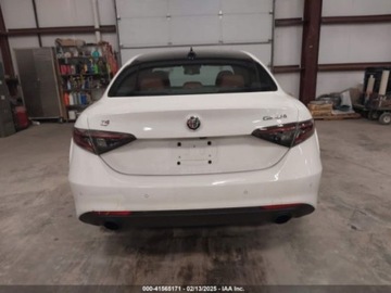 Alfa Romeo Giulia II Sedan Facelifting 2023 2.0 GME Turbo 280KM 2024 Alfa Romeo Giulia ti, 2024r., 4x4, 2.0L 2.0 Benzyna 280KM, zdjęcie 7