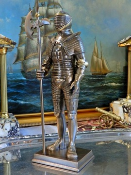 Рыцарь с алебардой из мрамора, гравер Никколо Сильва v