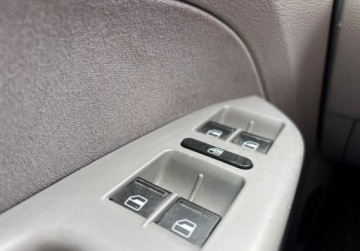 Volkswagen Touran I 2.0 FSI 150KM 2007 Volkswagen Touran 2.0 Benzyna Ladny Stan Klimatronik Kamera NAVI Zadbany, zdjęcie 14