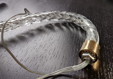 Ребристые стеклянные кронштейны для настенных светильников и люстр.