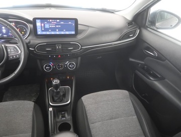 Fiat Tipo II Hatchback Facelifting 1.6 MultiJet 130KM 2022 Fiat Tipo 1.6 MultiJet, Salon Polska, zdjęcie 7