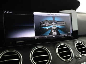 Mercedes Klasa E W213 2019 Mercedes E 200 mHEV 4x4 automat full LED, zdjęcie 27