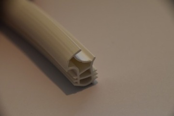 Уплотнитель для металлических дверей, 1 метр, БЕЛЫЙ