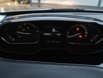 Peugeot 2008 I SUV Facelifting 1.2 PureTech 130KM 2017 Peugeot 2008 1.2 PureTech, Salon Polska, zdjęcie 10