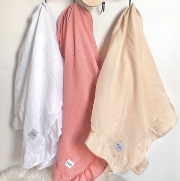 Муслиновый конус с рюшами из роз и золотых звезд.