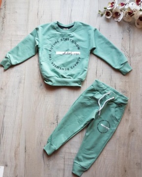 Спортивный комплект для девочки 104 размера.