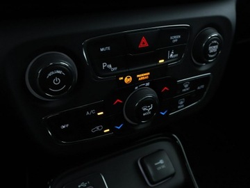 Jeep Compass II SUV 1.4 MultiAir 140KM 2019 Jeep Compass Grzane fotele grzana kierownica klima, zdjęcie 27