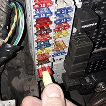 ZESTAW BEZPIECZNIKÓW SAMOCHODOWYCH 180 EL. 2A-40A+PRÓBNIK