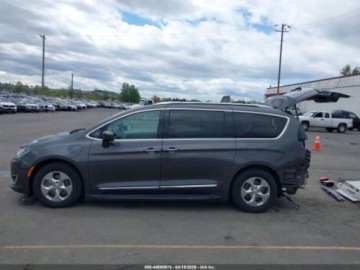 Chrysler Pacifica II 2018 Chrysler Pacifica Hybrid Touring L 2018 3.6 Hybryda 287KM, zdjęcie 1