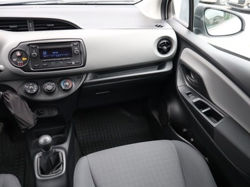Toyota Yaris IV Hatchback 1.0 VVT-i 72KM 2021 Toyota Yaris 1.0 VVT-i, Salon Polska, zdjęcie 7