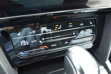 Volkswagen Arteon Fastback Facelifting 2.0 TSI 190KM 2022 Volkswagen Arteon SalonPL 2.0 TSI 190KM R-Line DSG PanoramaAmbienteDCCALU, zdjęcie 23