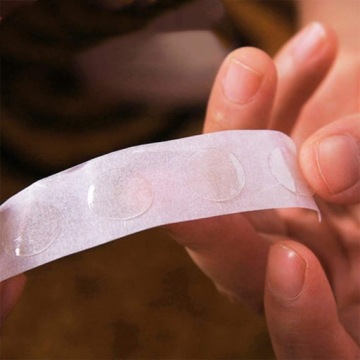 Самоклеящиеся двусторонние клеевые точки в рулоне.