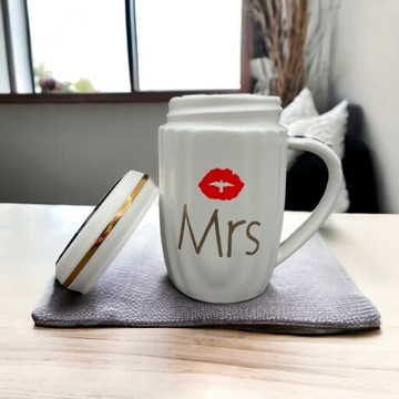 Кружка завинчивающаяся с надписью Mrs, белая, 400 мл.