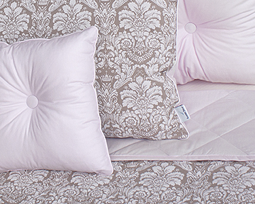 Подушка для кровати с бежевым и розовым орнаментом