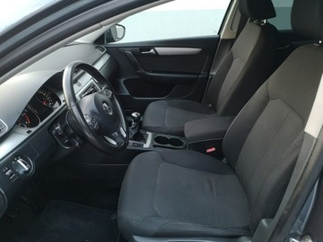 Volkswagen Passat B7 Variant 1.6 TDI CR DPF BlueMotion 105KM 2011 Volkswagen Passat 1,6 TDI 105 KM Klima Tempomat, zdjęcie 16
