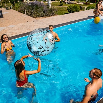 ИГРЫ НА ВОДЕ В ОТКРЫТОМ АКВА БАССЕЙНЕ