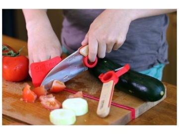 Детский кухонный набор - нож, скребок и защита для пальцев.