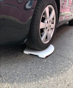 Универсальное жесткое сиденье для унитаза с плавным закрыванием.