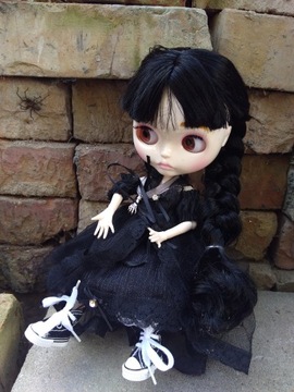 КУКЛА СРЕДА АДДАМС ЗОНТ + КУЛОН НА РУКУ ПОВИЖНЫЕ ГЛАЗА из Польши