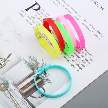 Женский браслет-резинка с застежкой и застежкой.