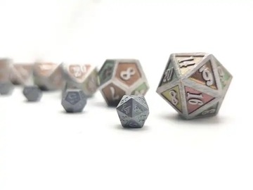 МАЛЕНЬКИЙ СЕРЕБРЯНЫЙ НАБОР ИЗ 7 МЕТАЛЛИЧЕСКИХ КОСТЕЙ + МЕДНЫЙ БРЕЛОК ДЛЯ БРЕЛОК + КОРОБКА