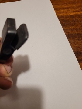 черный монтажный зажим, приклеенный на двусторонний скотч, ширина 3 см.