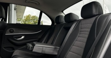 Mercedes Klasa E W213 Limuzyna 2.0 220d 194KM 2020 Mercedes-Benz Klasa E E220 4matic Od dealera Kamera cofania LED Martwe Pole, zdjęcie 17
