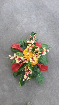 Украшение, букет, композиция на кладбище.